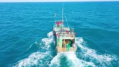 4k实拍航拍海上的渔船渔民出海视频的预览图